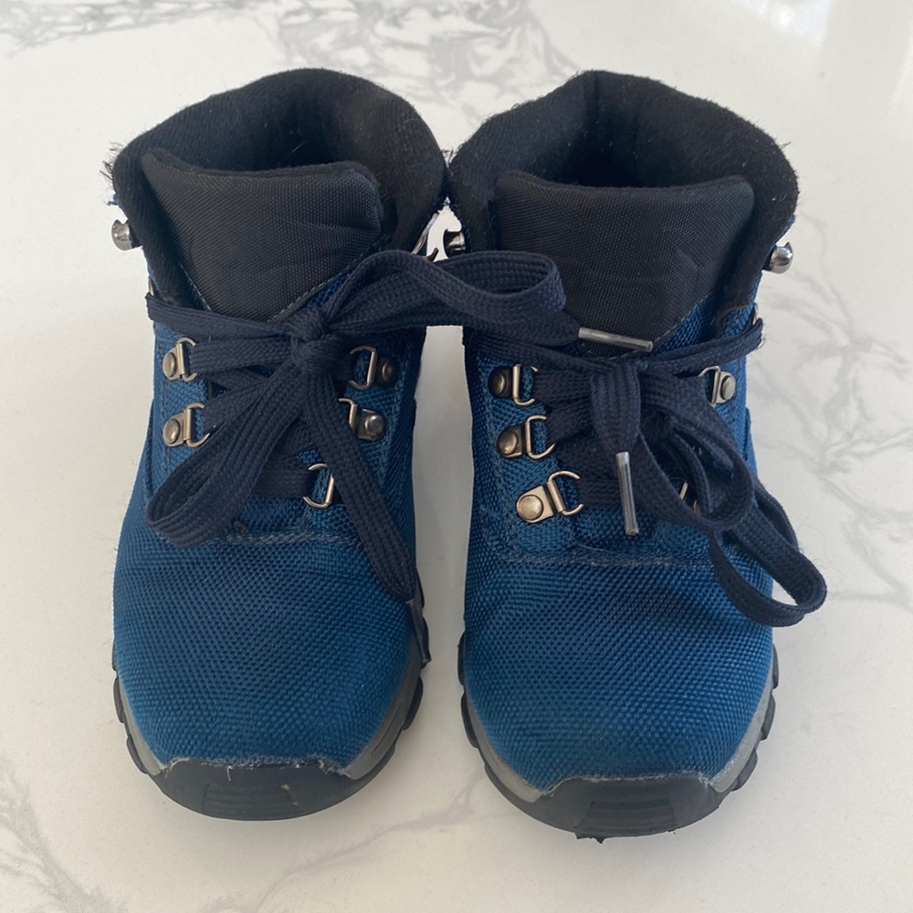 Boys size 1 Deer Stags snow boots. Some wear & tear, still in good condition.